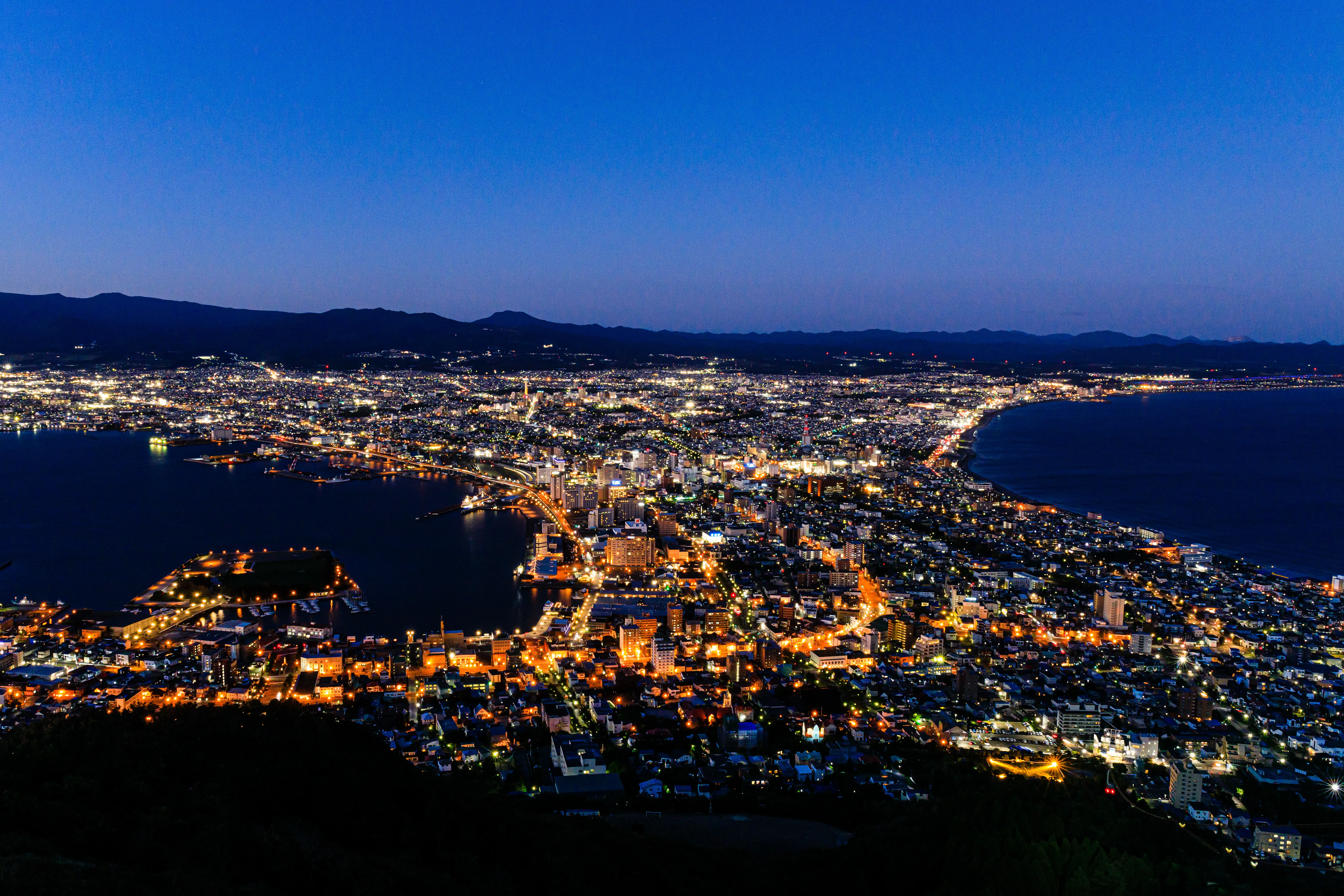 The_night_view_from_Mt_Hakodate-1-14MB.jpg