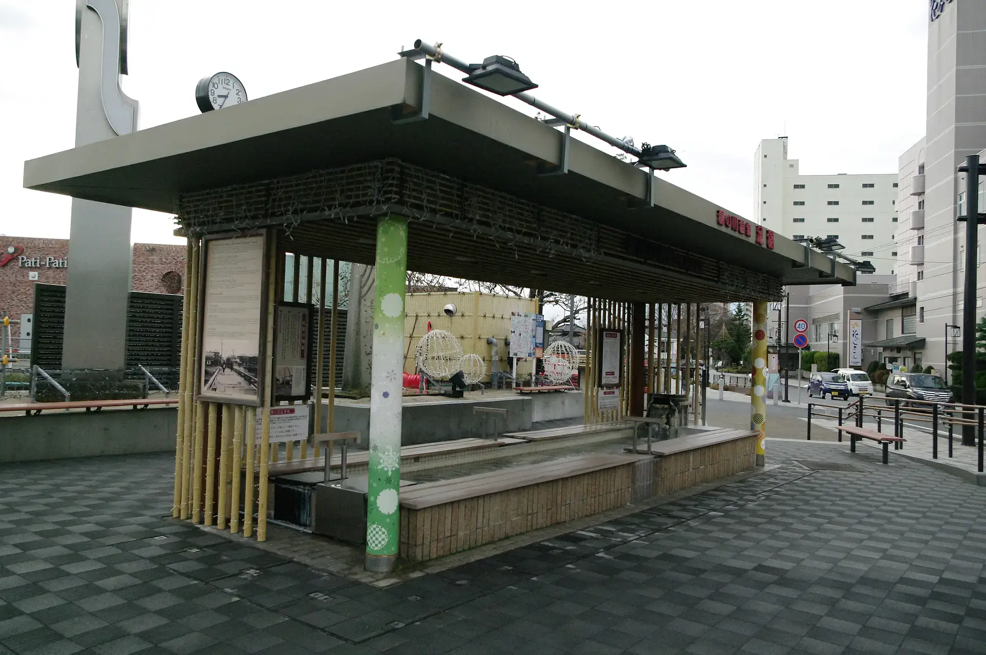 ※函館新聞社撮影※湯の川温泉足湯湯巡り舞台01.webp