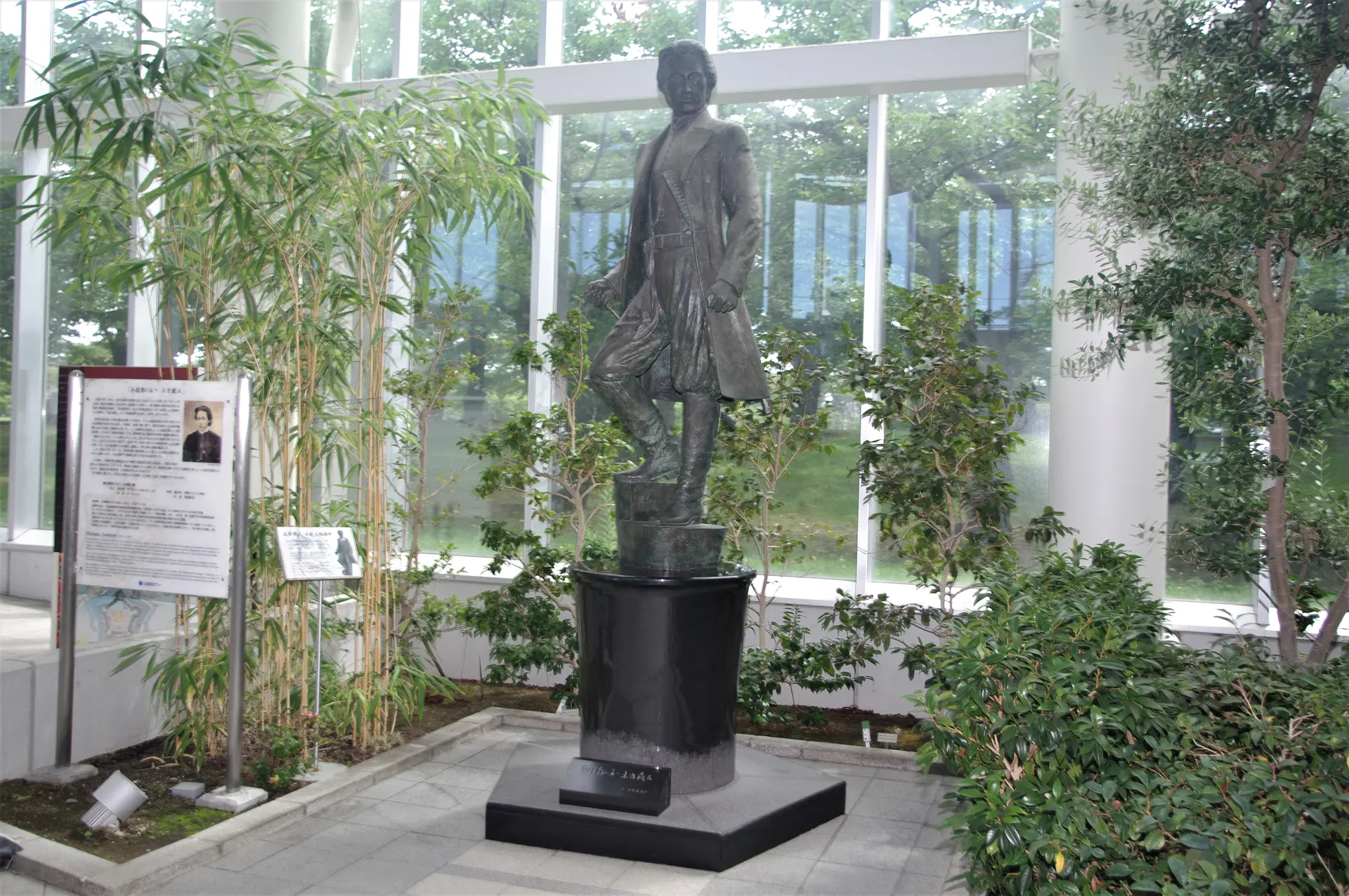 台は大理石あとはブロンズ像です 本土のみの方 台は大理石あとは