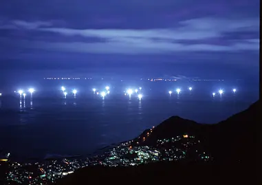 夜の海に光が浮かぶ、津軽海峡「漁火夜景」