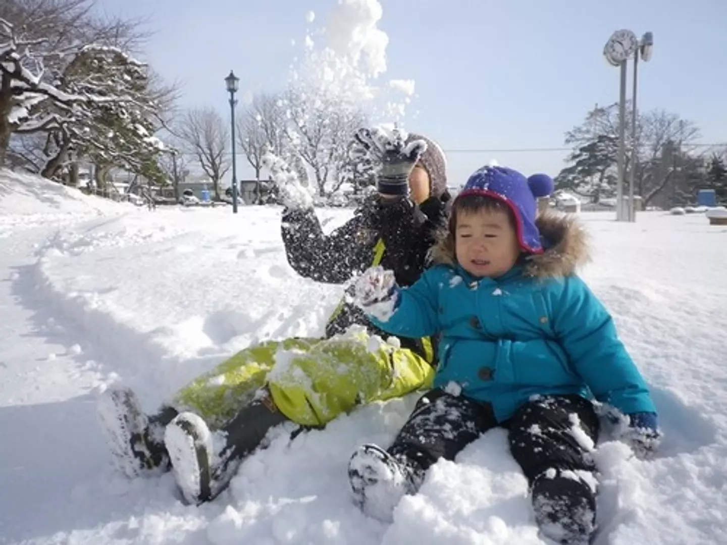 おチビさん大喜び！　函館の公園で雪遊び