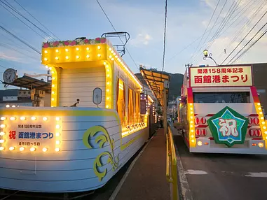 港まつりに花を添える、函館市電の「花電車」