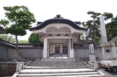 日本最初のコンクリート製寺院「東本願寺函館別院」
