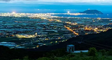 街灯りと函館山の競演 「裏夜景」を楽しむ