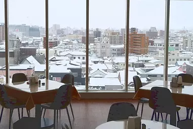 冬景色を眺めてのんびり、大きな窓の絶景カフェ