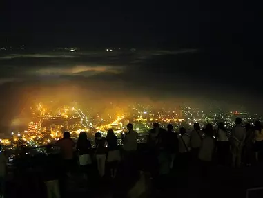 函館山の初夏の楽しみ 幻想的な「霧夜景」